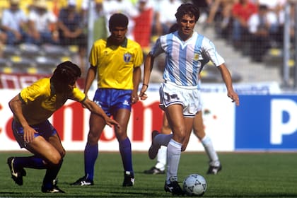 Ricardo Giusti en acción ante Dunga. (Photo by Peter Robinson - PA Images via Getty Images)