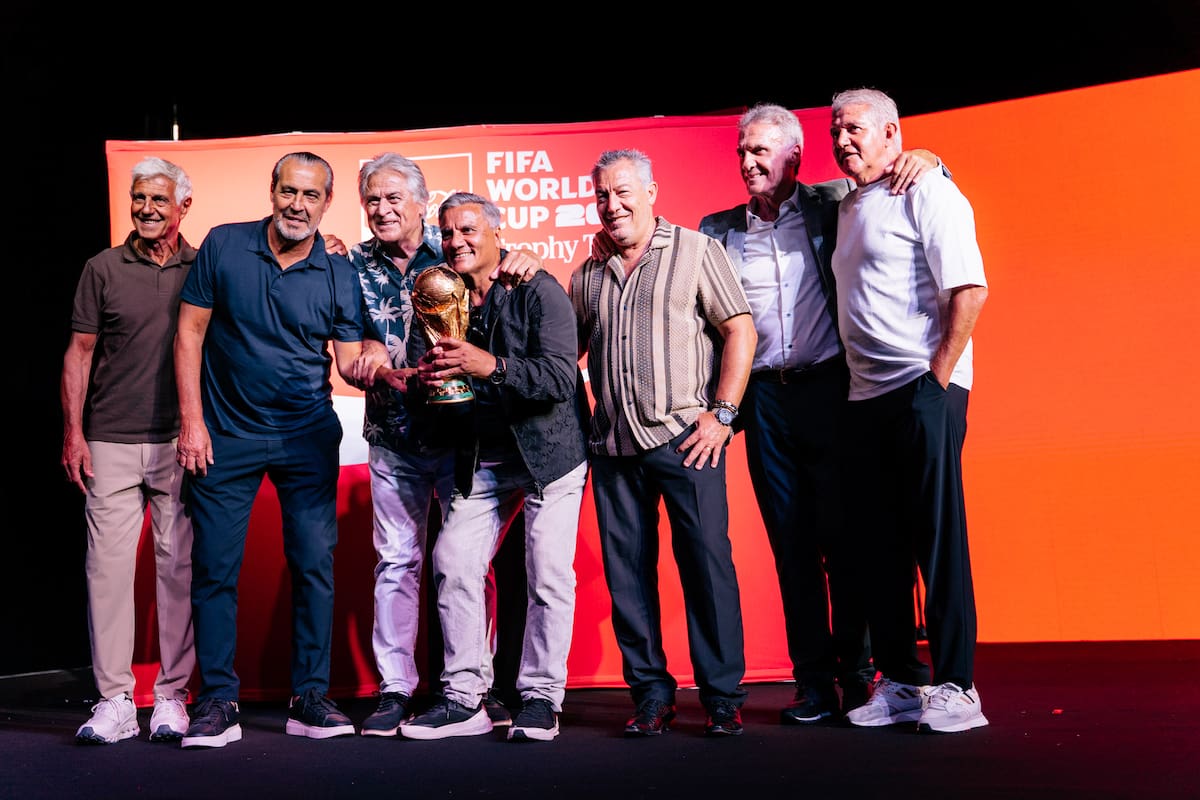 Ricardo Giusti, Sergio Batista, Ubaldo Fillol, Héctor Enrique, Carlos Daniel Tapia, Óscar Ruggeri y Jorge Burruchaga, nuevamente con el trofeo de la Copa del Mundo