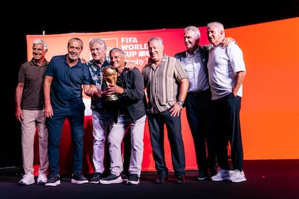 Ricardo Giusti, Sergio Batista, Ubaldo Fillol, Héctor Enrique, Carlos Daniel Tapia, Óscar Ruggeri y Jorge Burruchaga, nuevamente con el trofeo de la Copa del Mundo