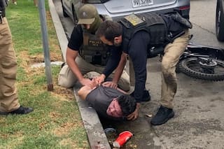 Tiene ciudadanía americana, circulaba en bicicleta y denunció que agentes le quebraron un brazo