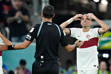 Horta, a la izquierda, y Pepe, le hacen un gesto al árbitro Facundo Tello de Argentina durante el partido de cuartos de la Copa del Mundo