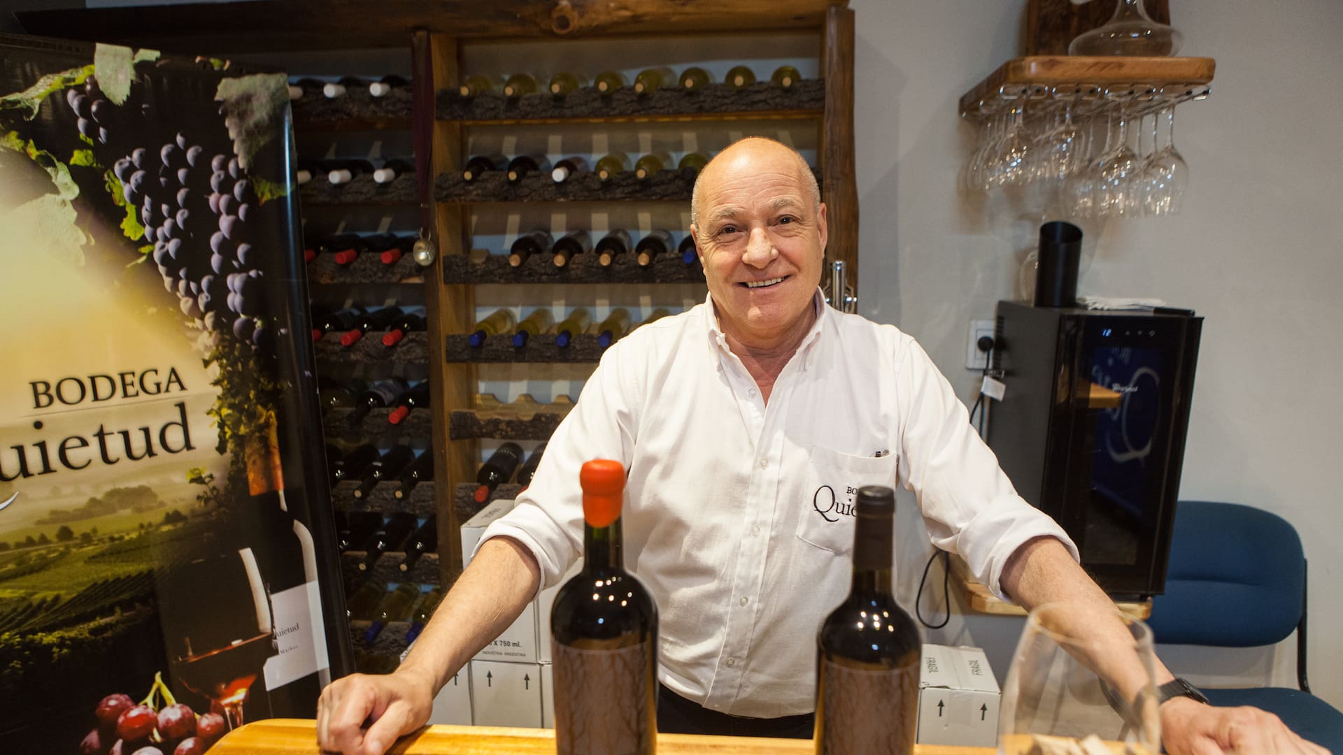 Ricardo Juan, orgulloso con los vinos campeones de su bodega de Santa Rosa, donde hace más de 30 años empezó el hobby del vino artesanal. “Esto fue y sigue siendo en familia”, dice.
