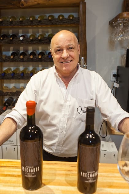 Ricardo Juan, orgulloso con los vinos campeones de su bodega de Santa Rosa, donde hace más de 30 años empezó el hobby del vino artesanal. “Esto fue y sigue siendo en familia”, dice.