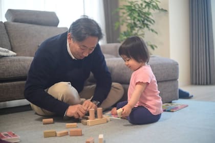 Ricardo, jugando con su nieta Mirei.