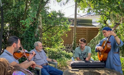 Ricardo junto a su familia cantando clásicos argentinos en el patio de su casa en Wolfenbüttel, a viva voz, con guitarra y violín: "Los vecinos estaban fascinados".