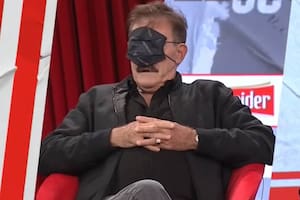Ricardo La Volpe, con el barbijo en los ojos: una de las imágenes que dejó su cruce con Ruggeri en ESPN