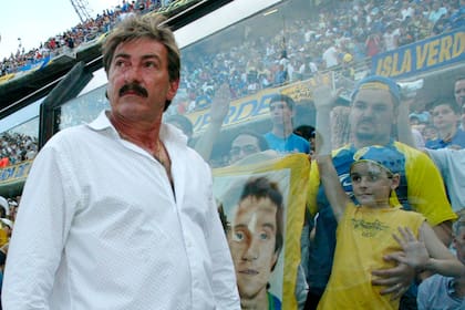 Ricardo La Volpe, cuando dirigió a Boca en 2006 reemplazando a Alfio Basile y perdió insólitamente el torneo Apertura; ahora es crítico del equipo xeneize y halaga a River.