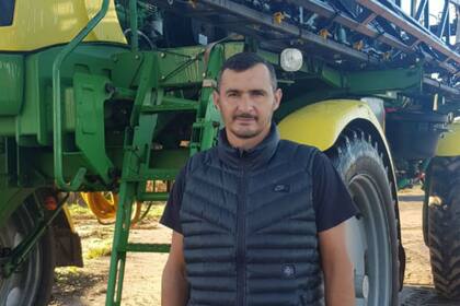 Ricardo lava las calles de Bragado con su pulverizador