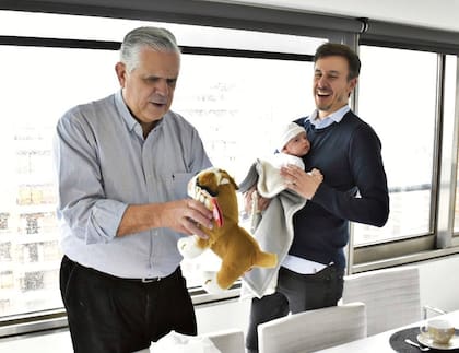 Ricardo López Murphy junto a Roberto García Moritán y Ana, la hija que el político tiene con Pampita Ardohain