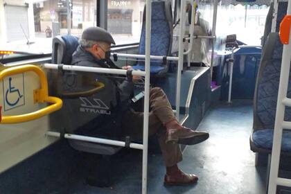 Ricardo López Murphy viajando en un colectivo de la línea 17