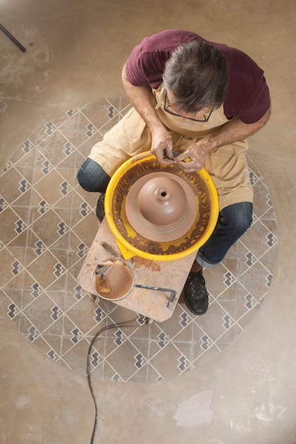 Ricardo Luza diseña series de obras-objeto para interiorismo y arquitectura, y también piezas de vajilla en gres
