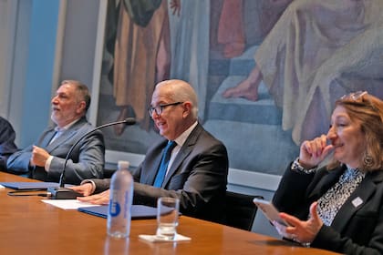 Ricardo Manetti, Sergio Baur y Marta Penhos, una de las coordinadoras de la Diplomatura