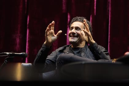Ricardo Mollo, durante la charla de Divididos con el público, en la presentación de su nuevo álbum