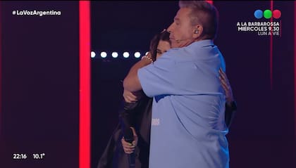 Ricardo Montaner abandonó el sillón para poder abrazar a la participante