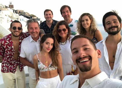 Ricardo Montaner en compañía de su esposa, hijos y yernos