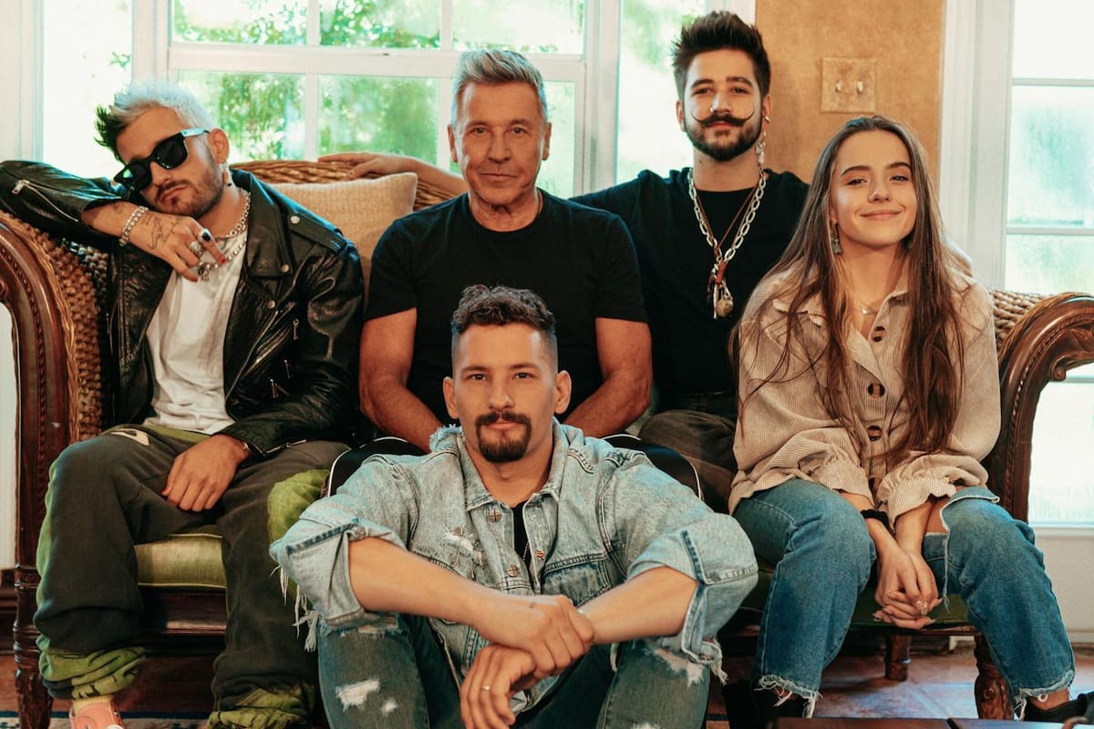 Ricardo Montaner junto a sus tres hijos menores, Ricardo, Mauricio y Evaluna, y a Camilo, el marido de su hija