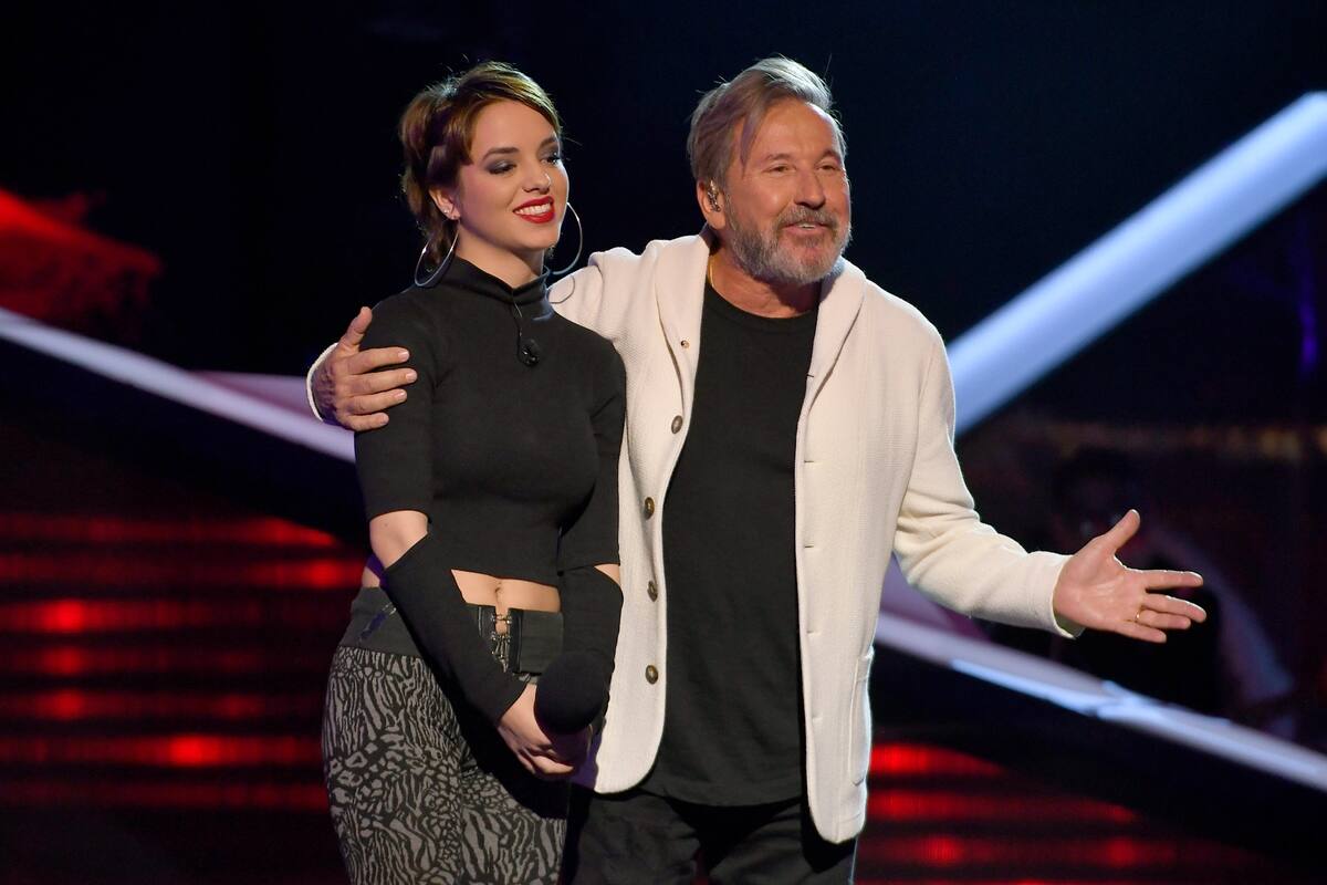 Ricardo Montaner junto a una participante de La voz