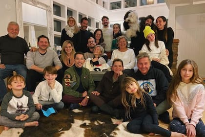 En un vivo de Instagram, Ricardo Montaner dejó ver el interior de la propiedad neoyorquina donde disfruta la época festiva con su gran familia