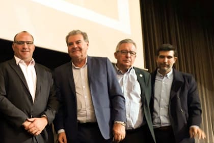 Ricardo Negri, presidente del Senasa, con el ministro de Agricultura de Córdoba, Sergio Busso, en la firma del acuerdo