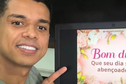 Ricardo Oliveira con una de sus creaciones