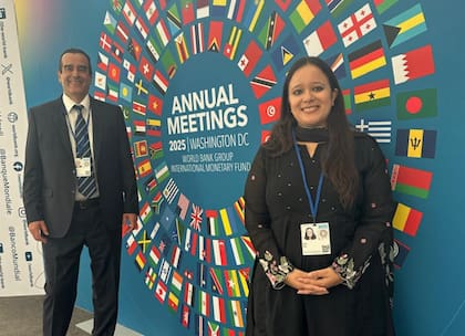 Ricardo Parra, de Las Quinas, junto a la emprendedora tecnológica elegida de la India, Nidhi Pant