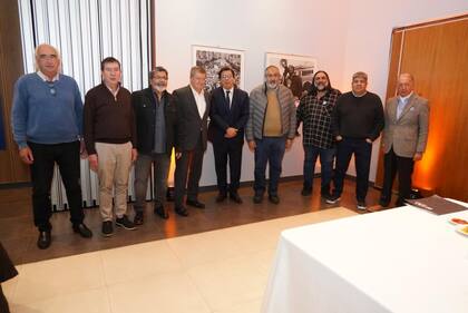 Ricardo Peidro, Adolfo Aguirre, Gerardo Martínez, Guy Ryder, Claudio Moroni, Héctor Daer, Roberto Baradel, Pablo Moyano y Daniel Funes de Rioja, anoche, en la sede de la Uocra con el titular de la OIT
