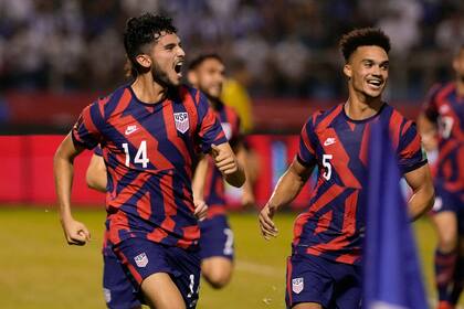 Ricardo Pepi (izquierda) festeja tras marcar el segundo gol de la victoria 4-1 contra Honduras por las eliminatorias mundialistas de la CONCACAF, el miércoles 8 de septiembre de 2021, en San Pedro Sula. (AP Foto/Moises Castillo)