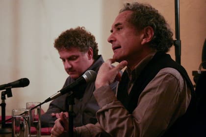 Ricardo Piglia y Sergio Waisman (detrás), durante la presentación de libro "Irse", en Buenos Aires, 2010
