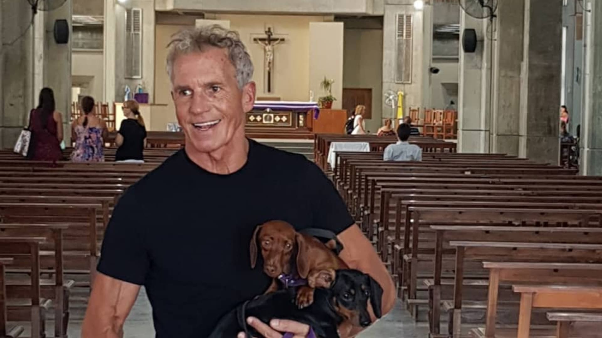 Ricardo Piñeiro junto a sus perras, trabajando como voluntario