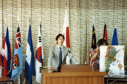 Ricardo, presentando a la Argentina durante su beca en Japón.