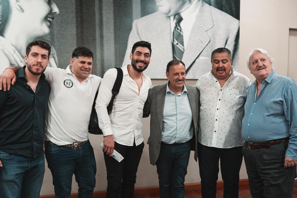 Ricardo Quintela, ayer, en la sede de las 62 Organizaciones Peronistas, con dos hijos de Moyano