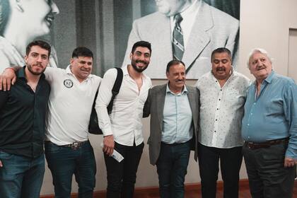 Ricardo Quintela, ayer, en la sede de las 62 Organizaciones Peronistas, con dos hijos de Moyano