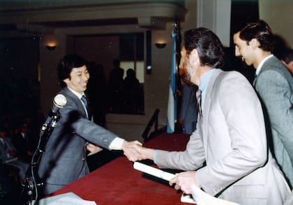 Ricardo, recibiendo su título de ingeniero agrónomo.