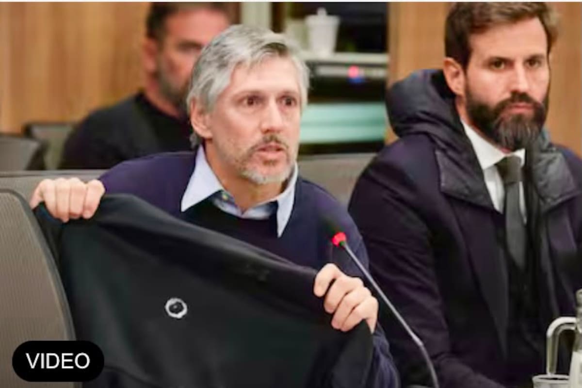 Ricardo Rivero Haedo mostrando el orificio que la bala que casi lo mata dejó en su ropa