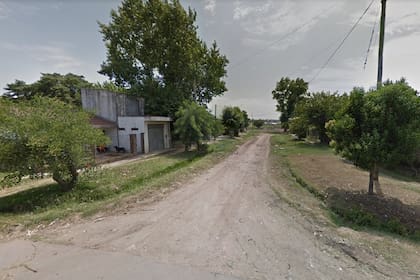 Ricardo Rojas y, al fondo, Segurola, en Moreno, donde un adolescente quiso robarle la moto a una pareja y terminó linchado, desnudado y atado a un poste de luz por los vecinos que lo persiguieron