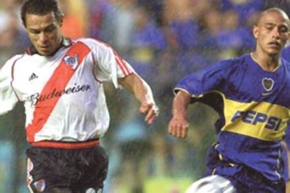 Ricardo Rojas ya remató para vencer por tercera vez a Boca y Clemente Rodríguez no llega al cierre; fue un golazo