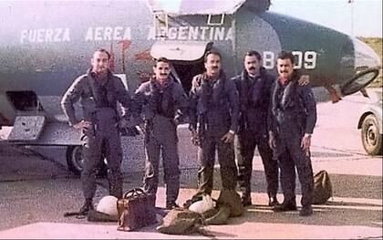 Ricardo Sproviero, segundo desde la izquierda, durante el conflicto de Malvinas junto a camaradas en la que se desempeñó como piloto de bombarderos Canberra del Grupo 2 con asiento en el aeropuerto de Trelew. (Fotografía Gentileza Ricardo Sproviero).