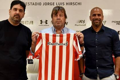 Ricardo Zielinski y, a la derecha, Juan Sebastián Verón; "Creemos que es el técnico que nos puede sacar de esto. Es uno de los mejores y apostamos a su recorrido. Tiene madurez y también está rodeado de gente que labura muy bien", dice el presidente del Pincha