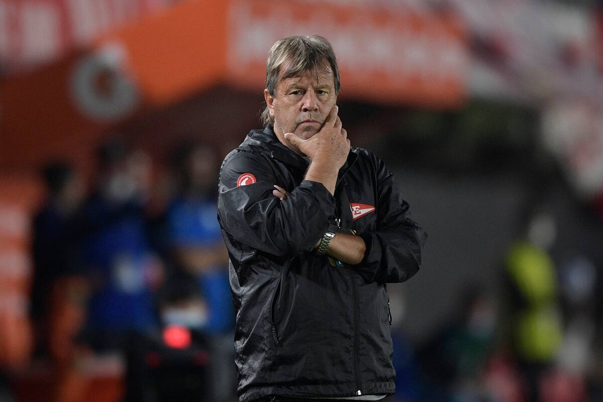 Ricardo Zielinski, en un momento de incertidumbre y rostros serios en Estudiantes