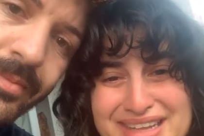 El peluquero Rich Cova junto con Agostina, una emprendedora al frente de la marca Pagnoni, víctimas de un robo