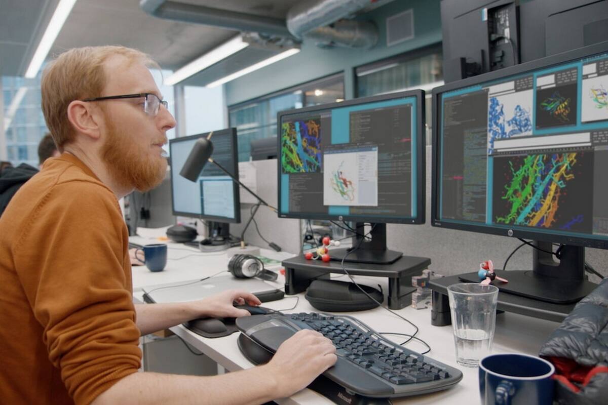 Rich Evans, científico investigador de DeepMind, trabajando en el proyecto en la oficina de la empresa en Londres