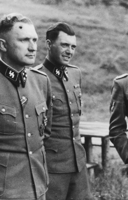 Richard Baer, Josef Mengele y Rudolf Hoess en el campo de concentración de Auschwitz