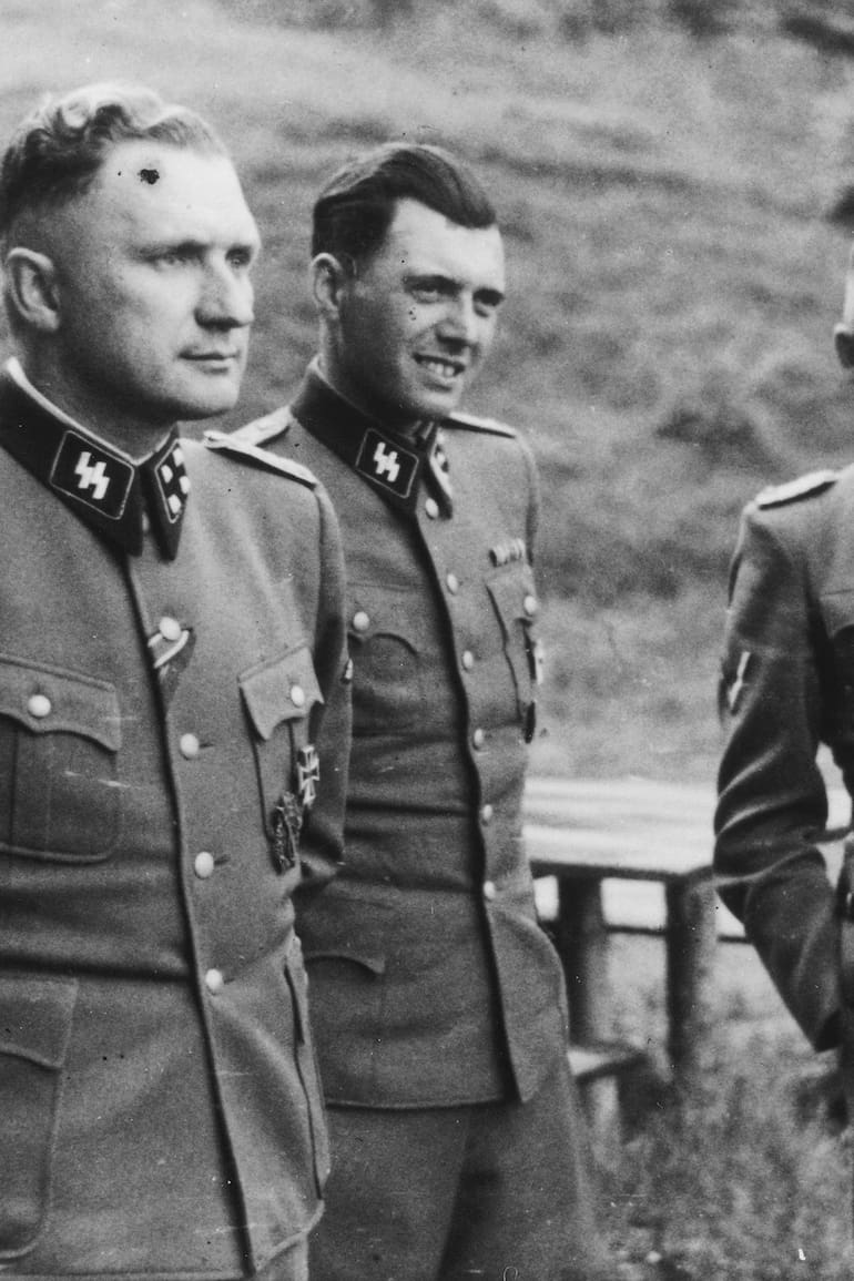 Richard Baer, Josef Mengele y Rudolf Hoess en el campo de concentración de Auschwitz
