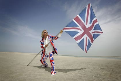 Richard Branson sostiene la "Union Jack" en la isla artificial Reino Unido en Dubai, en 2009