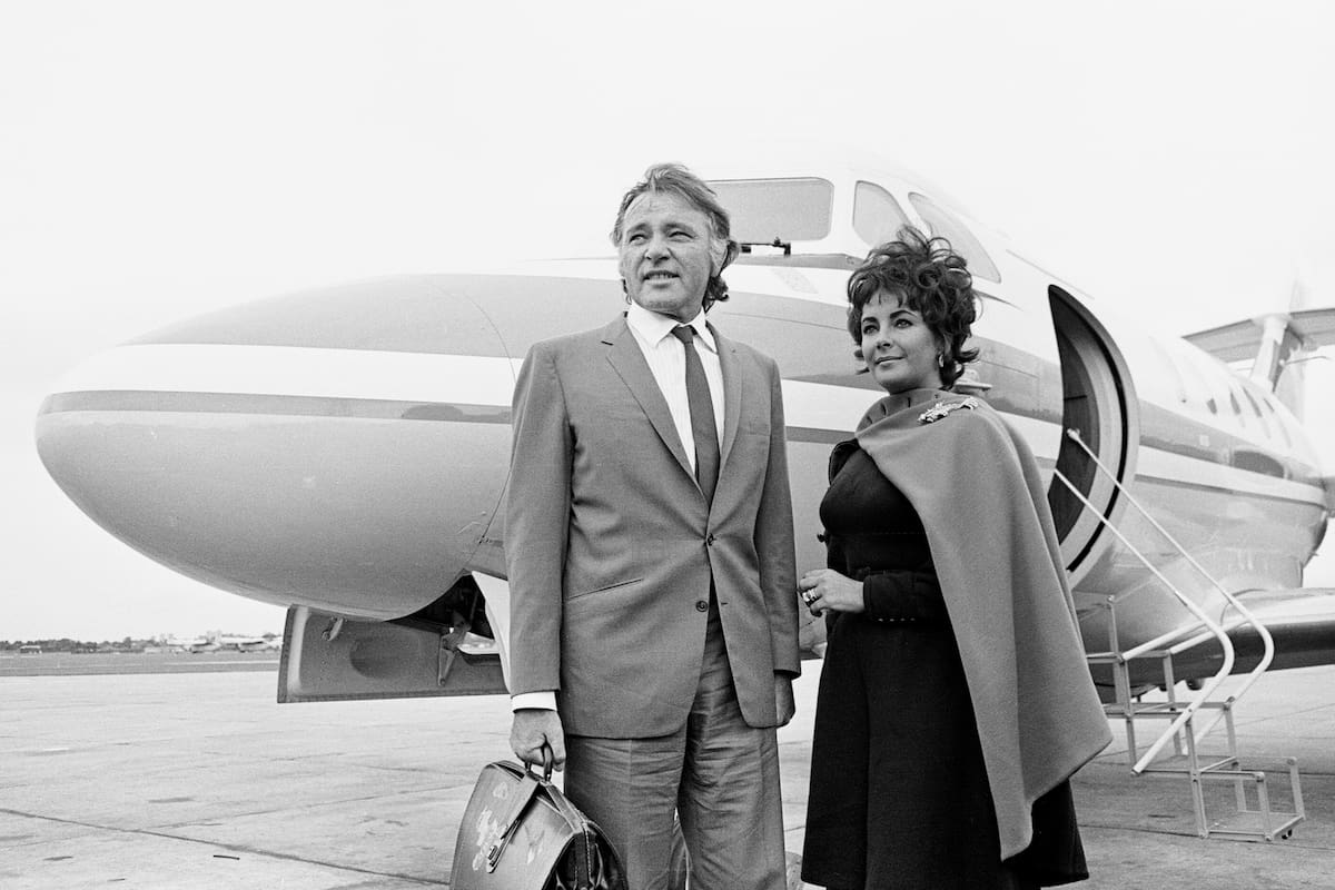 Richard Burton & Elizabeth Taylor arrive by private jet at RAF Abingdon, Oxfordshire, 13th October 1967. (Photo by Daily Herald/Mirrorpix/Mirrorpix via Getty Images)