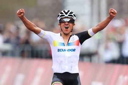 Richard Carapaz del Equipo Ecuador celebra ganar la medalla de oro durante la carrera masculina en el Fuji International Speedway en el primer día de los Juegos Olímpicos de Tokio 2020 el 24 de julio de 2021 en Oyama, Shizuoka, Japón.