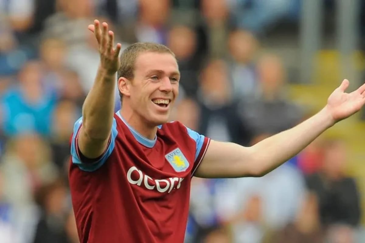 Richard Dunne, como defensor del Aston Villa. Fue transferido desde el Manchester City a cambio de ocho millones de euros
