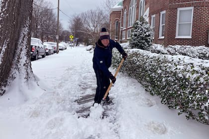 Richard Fuller, 45, despeja la acera en Norfolk, Virginia, luego de que una tormenta de nieve azotara el estado, que no está acostumbrado a este tipo de eventos climáticos. (AP Photo/Ben Finley).
