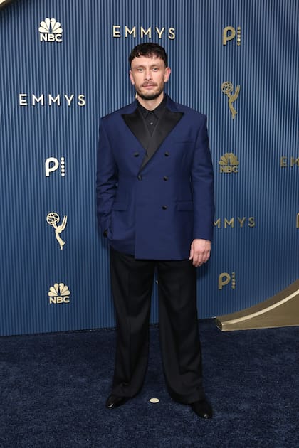 Richard Gadd, conocido por Bebé reno, está nominado en la categoría Mejor actor de reparto en miniserie, antología o telefilm por su labor en Hombre a medias. Llevó un traje cruzado bicolor en azul y negro