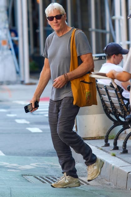 Richard Gere caminando por Manhattan